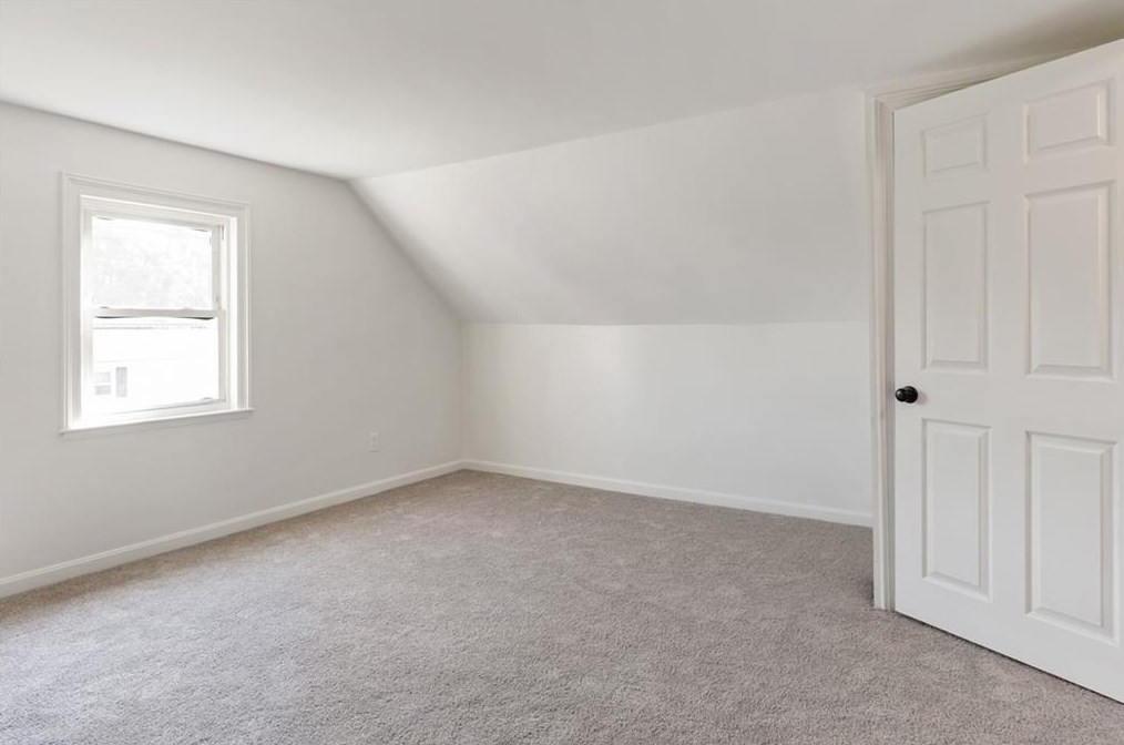 743 Metacom Ave, Bristol RI 02809-5134 exterior