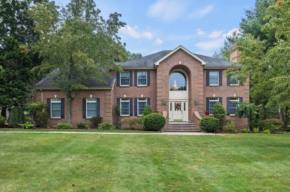 15 Preakness Dr, Lincoln, RI 02865