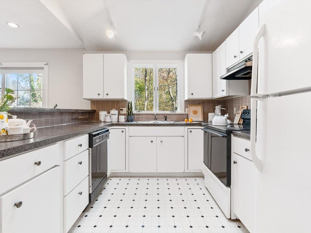 91 Greenwood Ave, East Providence RI  02916-1916 exterior