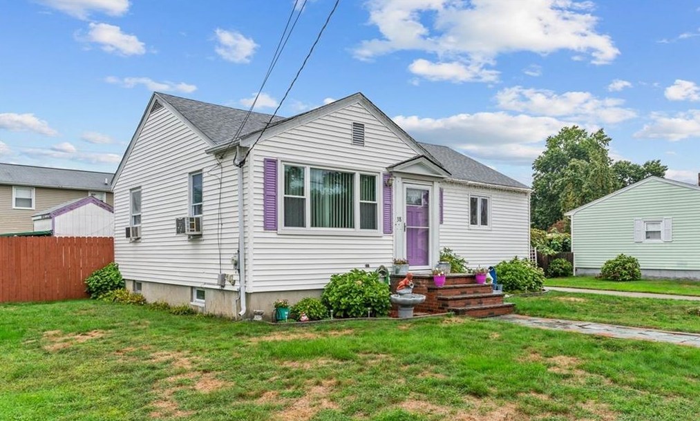 38 Raymond St, East Providence, RI 02914-2412