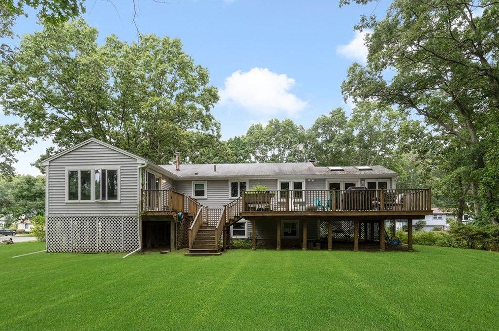 7 Stone Gate Dr, North Kingstown, RI 02852