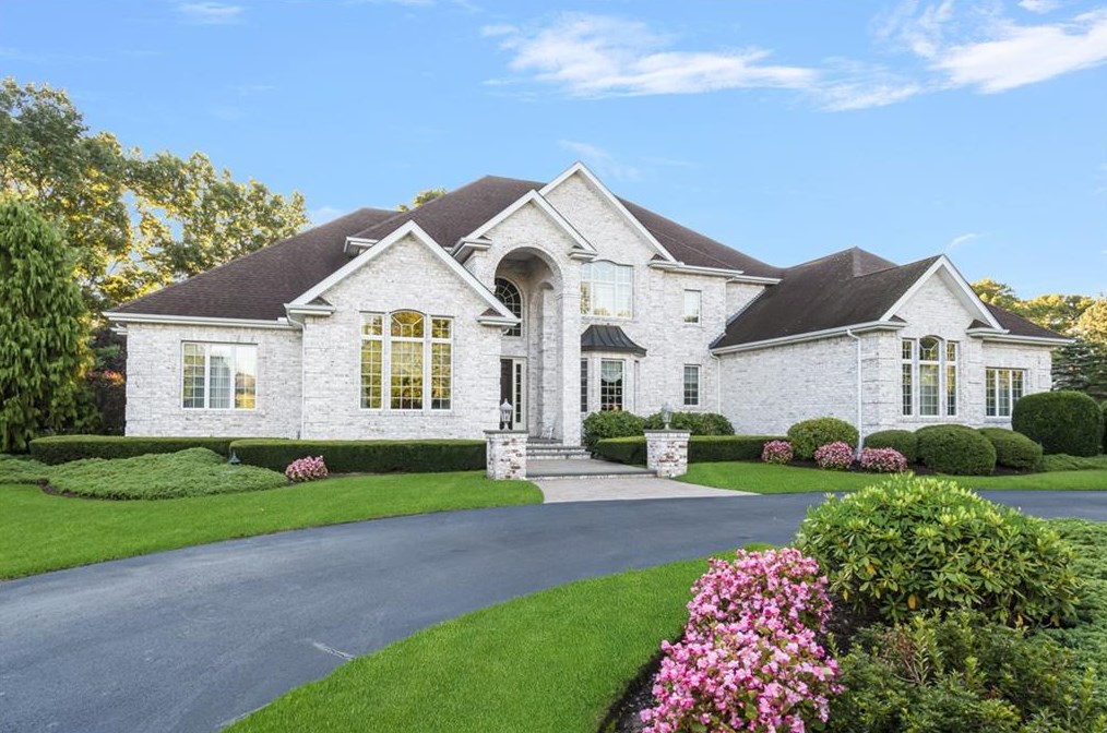 8 Pine Tree Ln, Lincoln, RI 02865