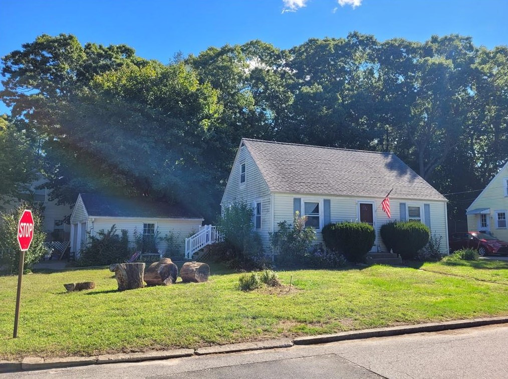 4 Pilgrim Dr, North Kingstown, RI 02852