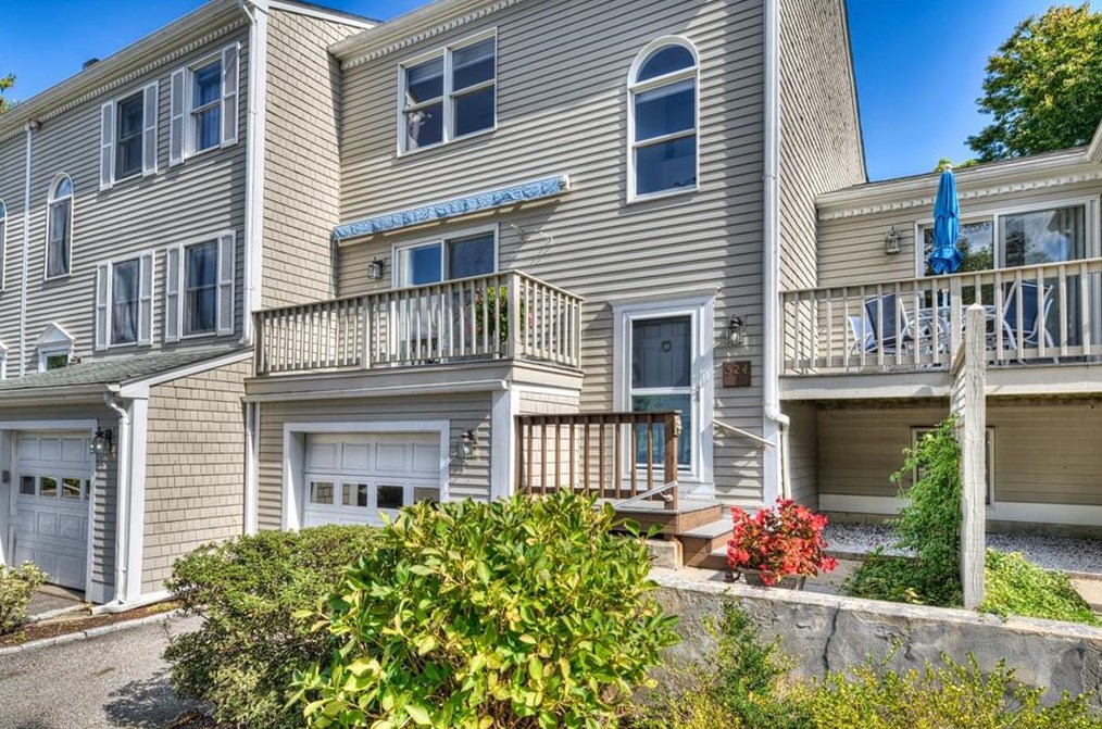 524 High Meadow Ct, Bristol, RI 02809 exterior