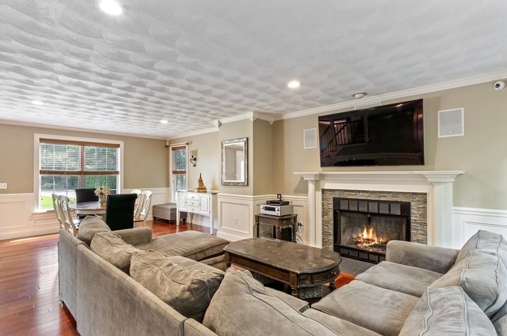 93 Orchard Valley Dr, Cranston, RI 02921-2592