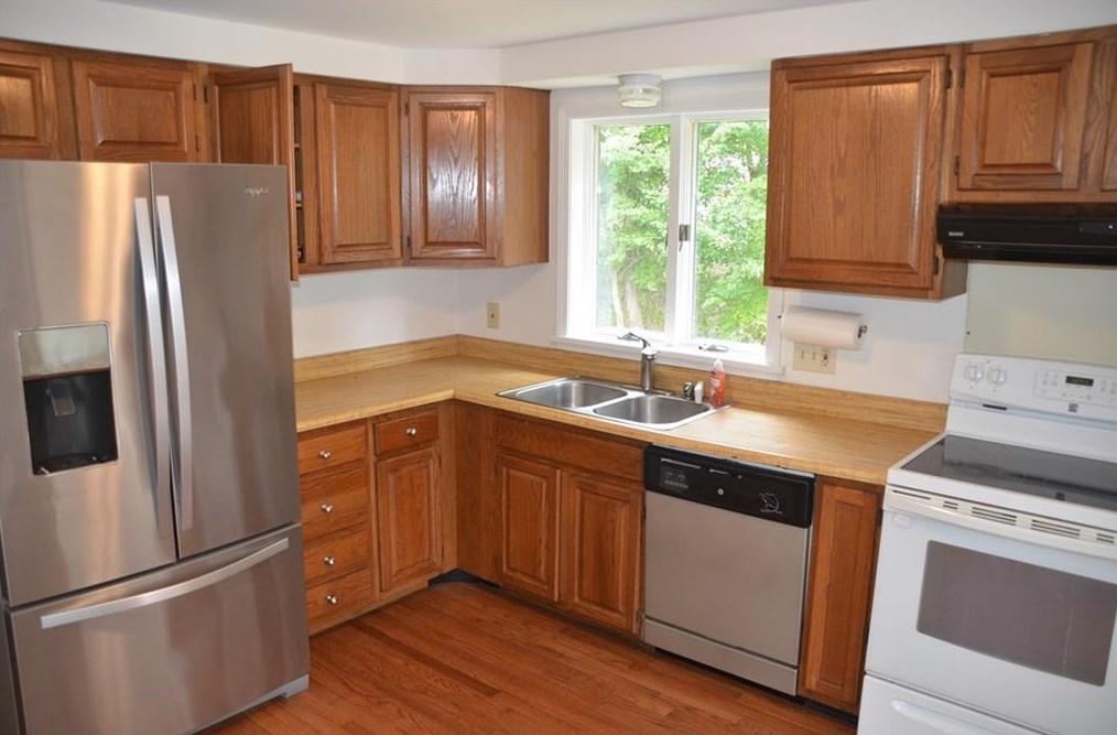 8 Clara Ln, South Kingstown, RI 02882