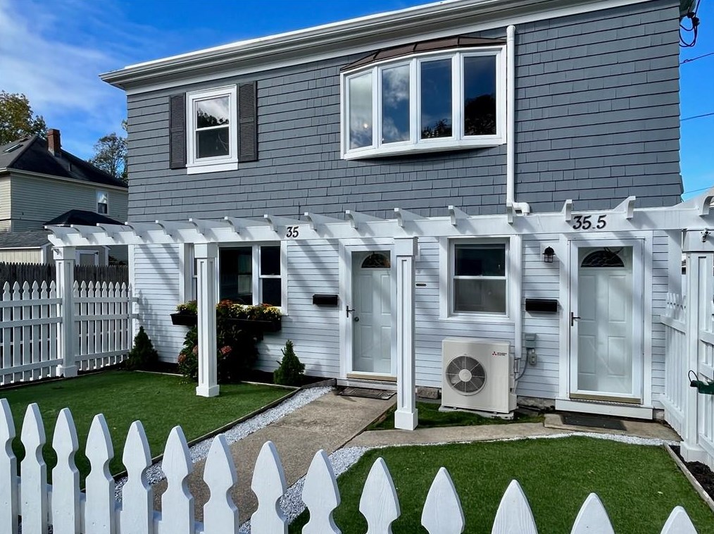 35 Earl Ave, Middletown, RI 02840