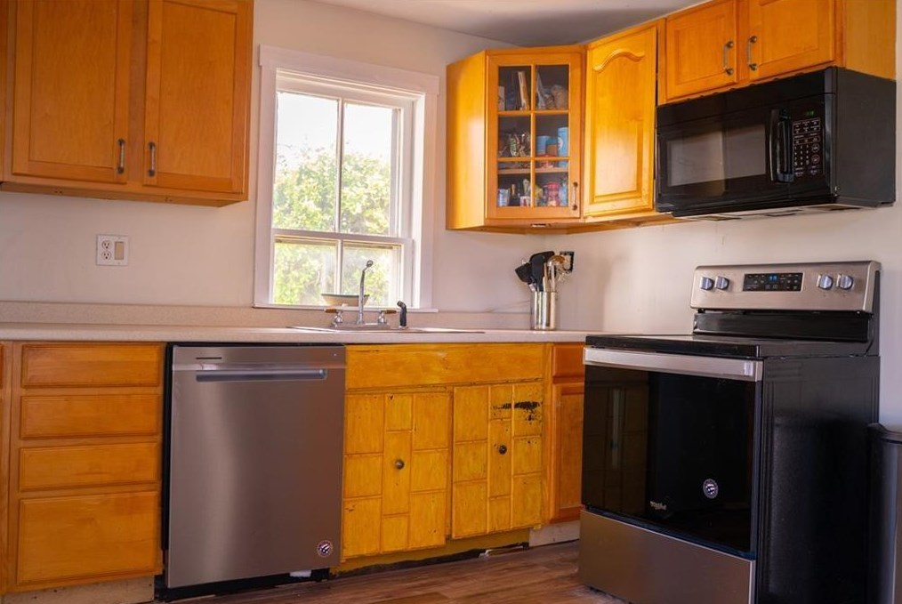 55 Narragansett Ave, East Providence RI  02915-5522 exterior