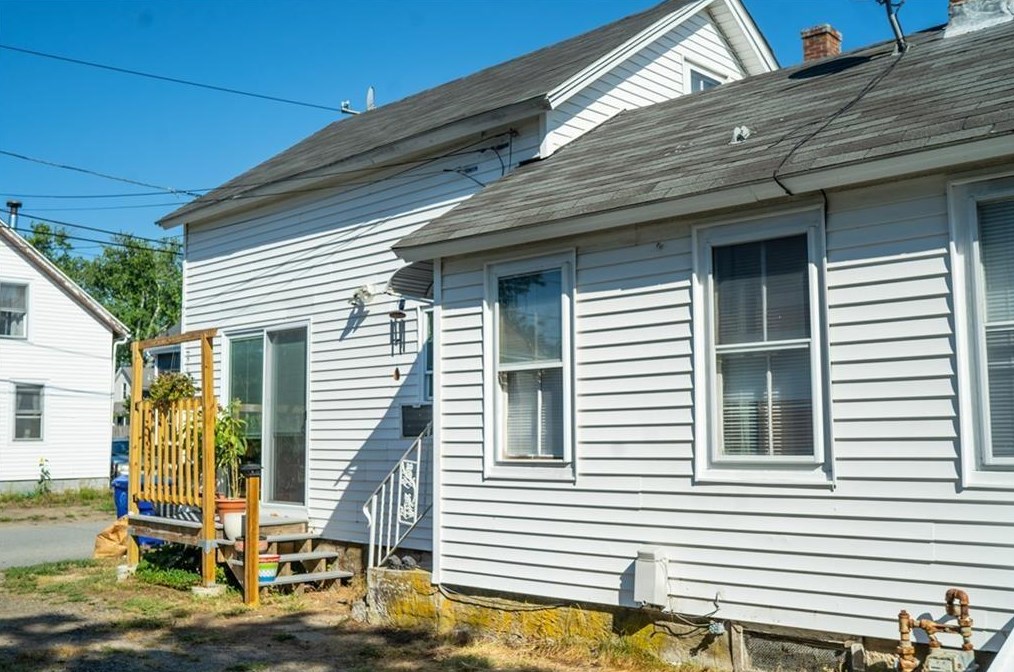 55 Narragansett Ave, East Providence RI  02915-5522 exterior