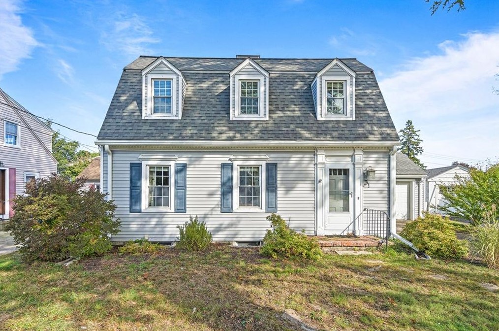 31 Bowen St, East Providence, RI 02916-1701