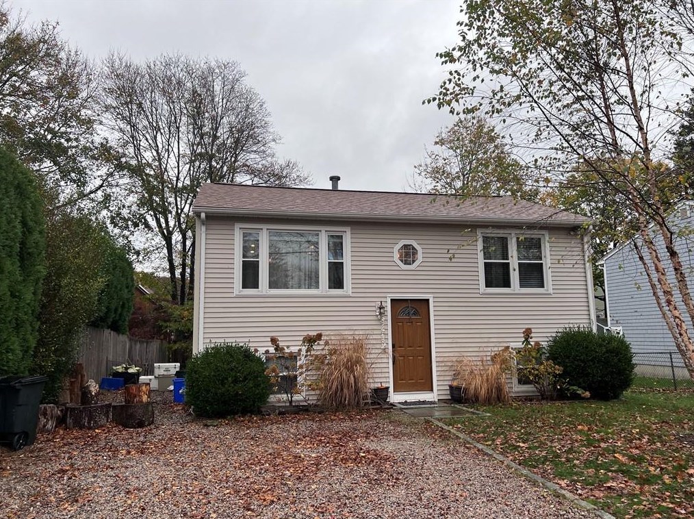 38 Lakeview Dr, South Kingstown, RI 02882