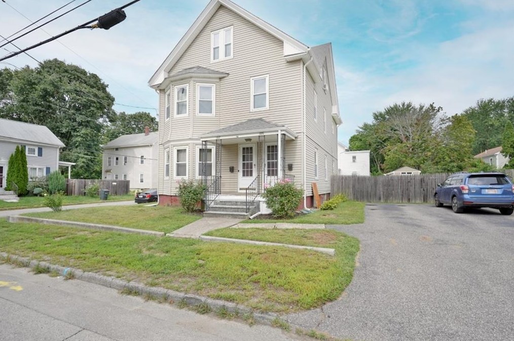 105 Pleasant St, Lincoln, RI 02865
