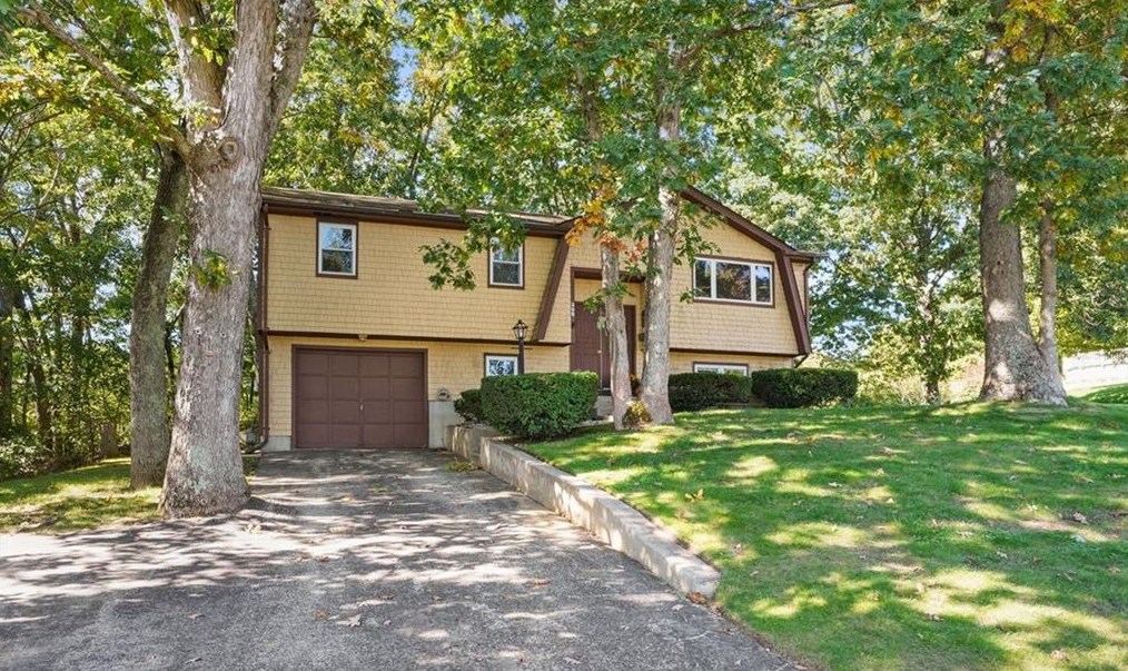 302 Old County Rd, Smithfield, RI 02917-3511