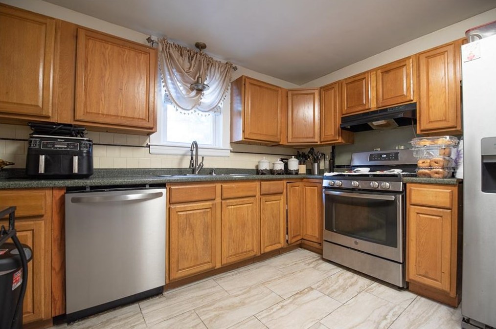 24 Ridge St, Cranston RI  02920-7427 exterior