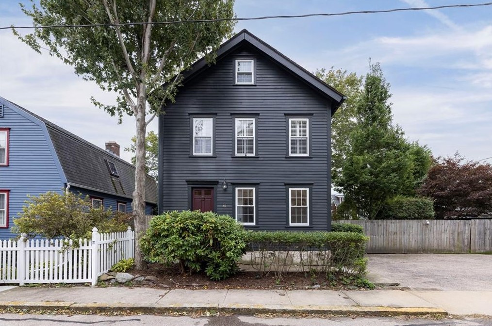 54 Callender Ave, Middletown, RI 02840