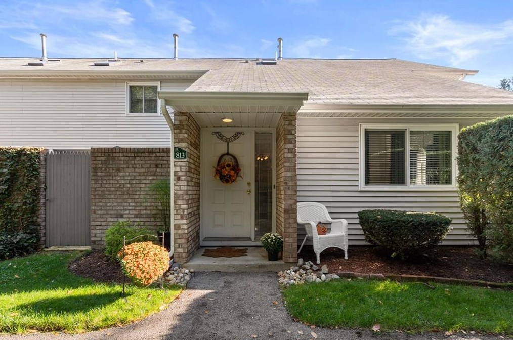 813 Williamsburg Cir, Warwick, RI 02886