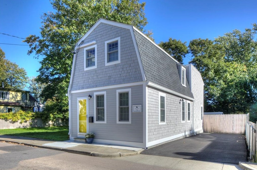 5 Heath St, Middletown, RI 02840