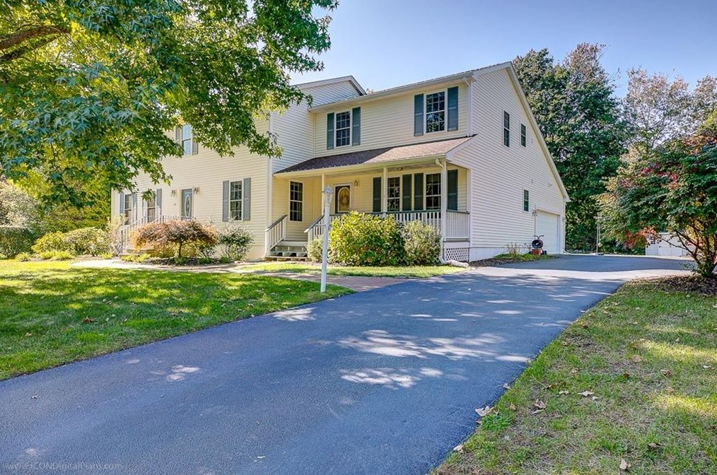 19 Lantern Ln, North Kingstown, RI 02852