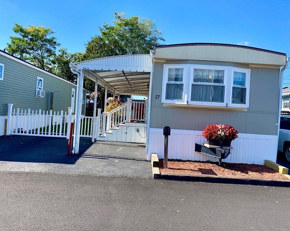 17 East Dr, East Providence, RI 02916