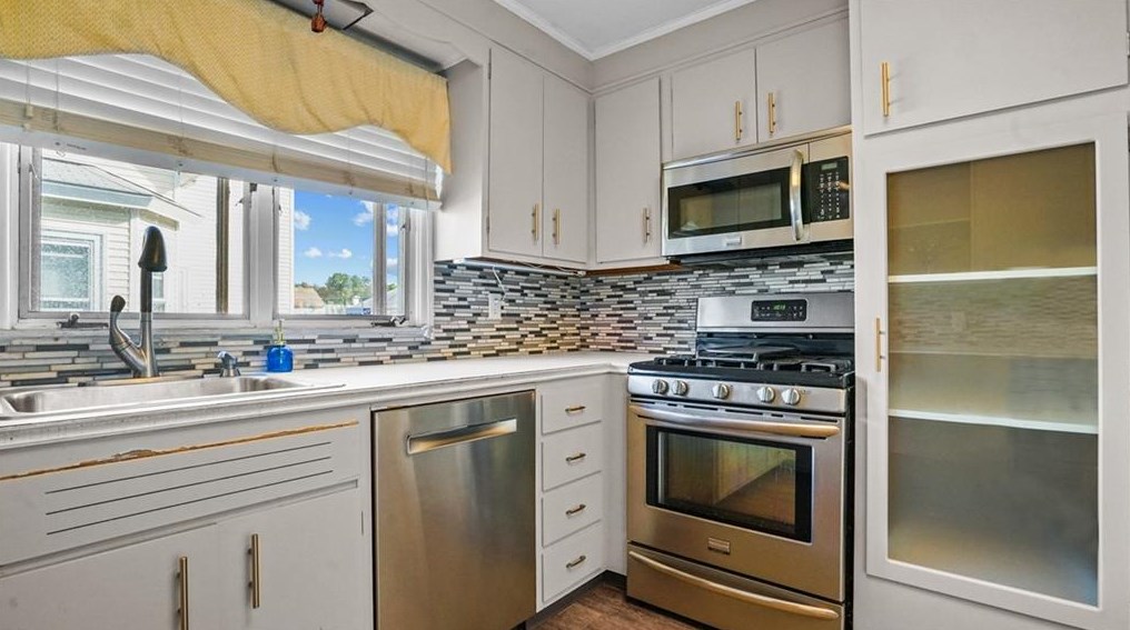 36 Greenwood St, Cranston RI 02910-1907 exterior