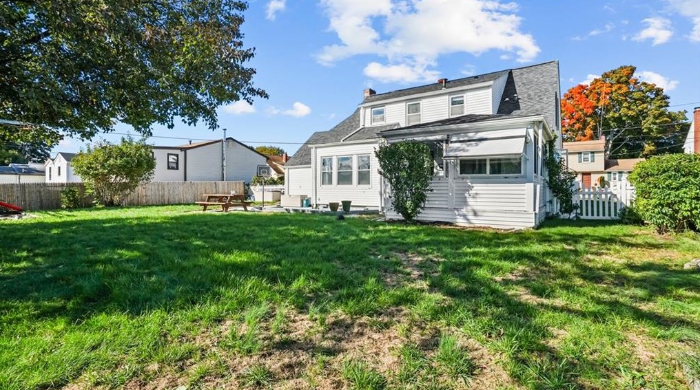 36 Greenwood St, Cranston RI 02910-1907 exterior