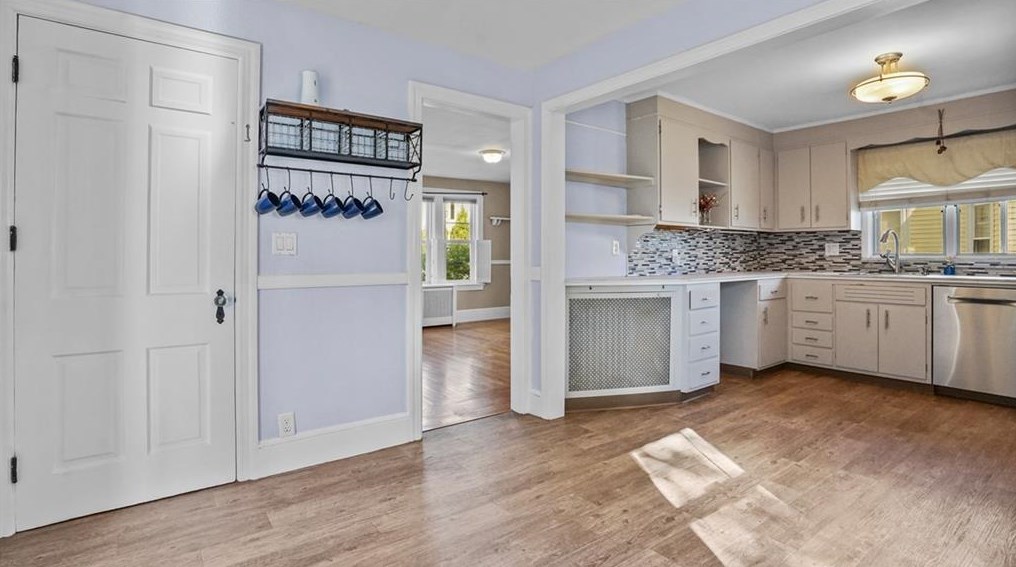 36 Greenwood St, Cranston RI 02910-1907 exterior