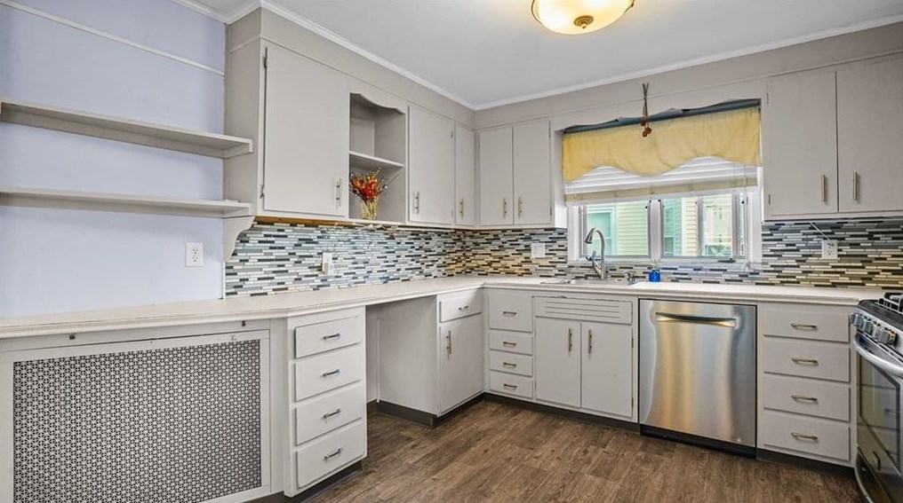 36 Greenwood St, Cranston RI 02910-1907 exterior