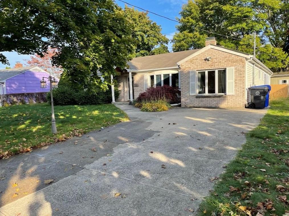 70 Garden Dr, East Providence, RI 02915-3024