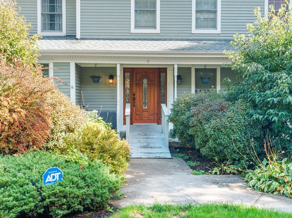8 Westbound Ct, Providence, RI 02919