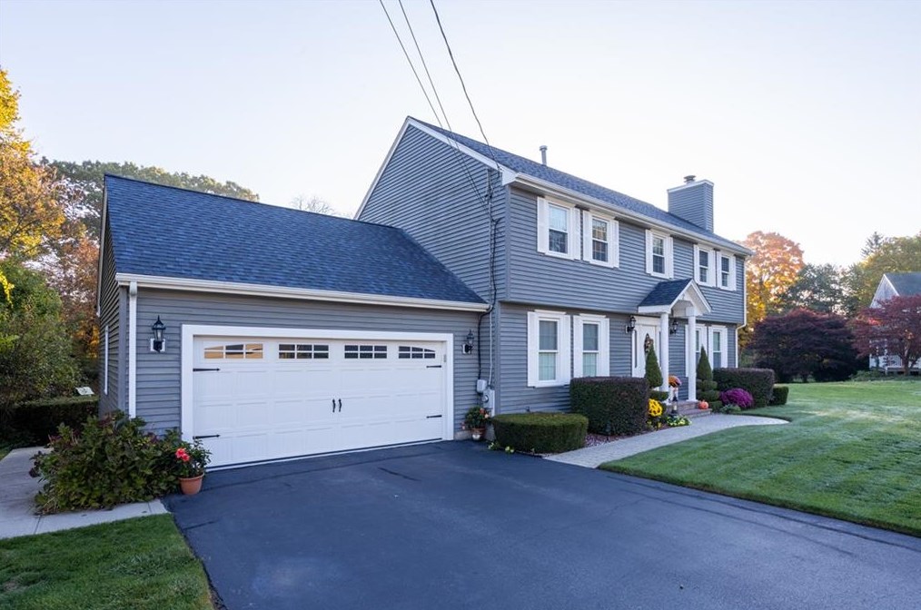 2 Meadow Glen Dr, Lincoln, RI 02865