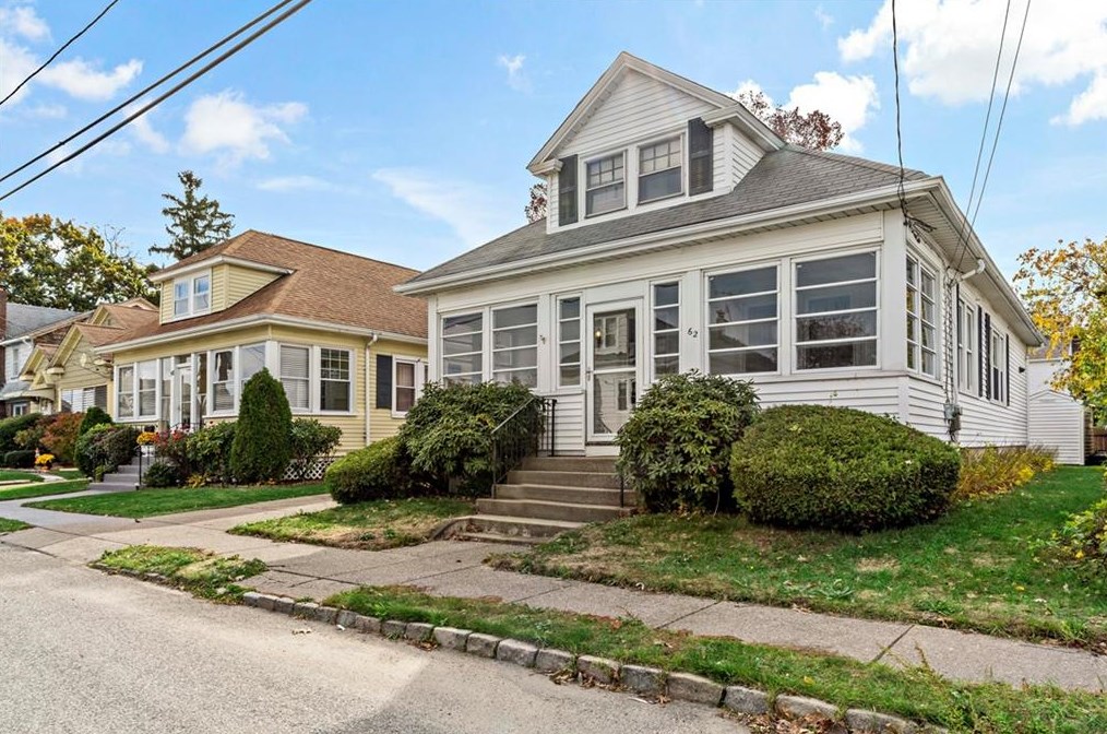 62 Ivanhoe St, Cranston, RI 02910-4409