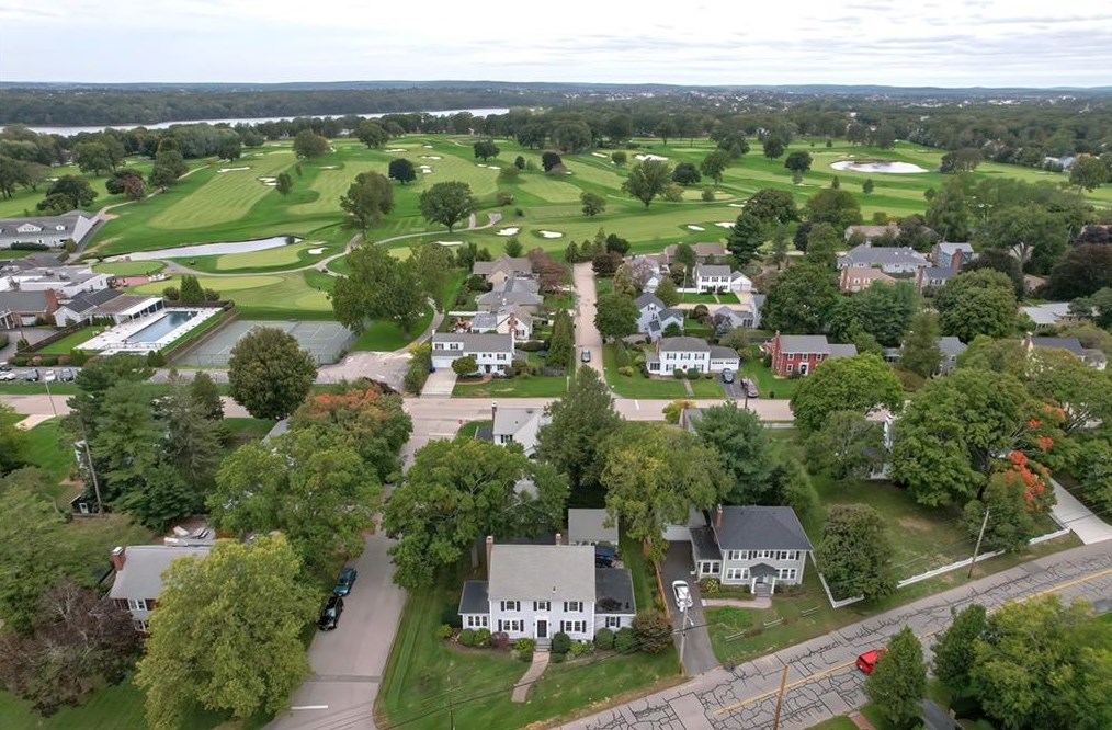 261 Wilson Ave, East Providence, RI 02916-2324