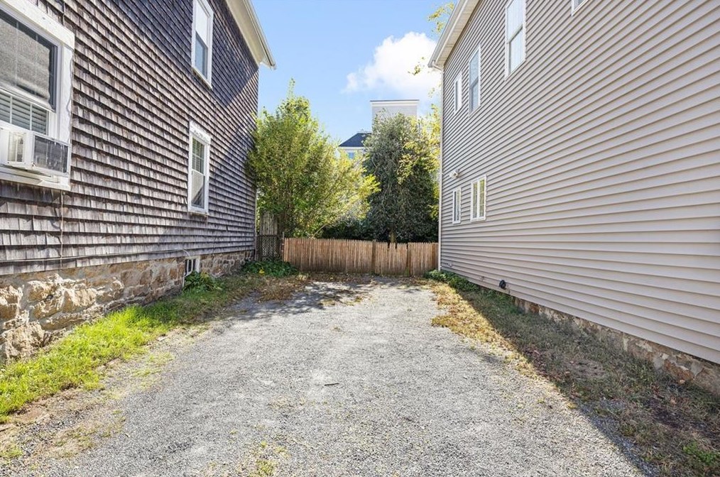 39 Holland St, Middletown, RI 02840