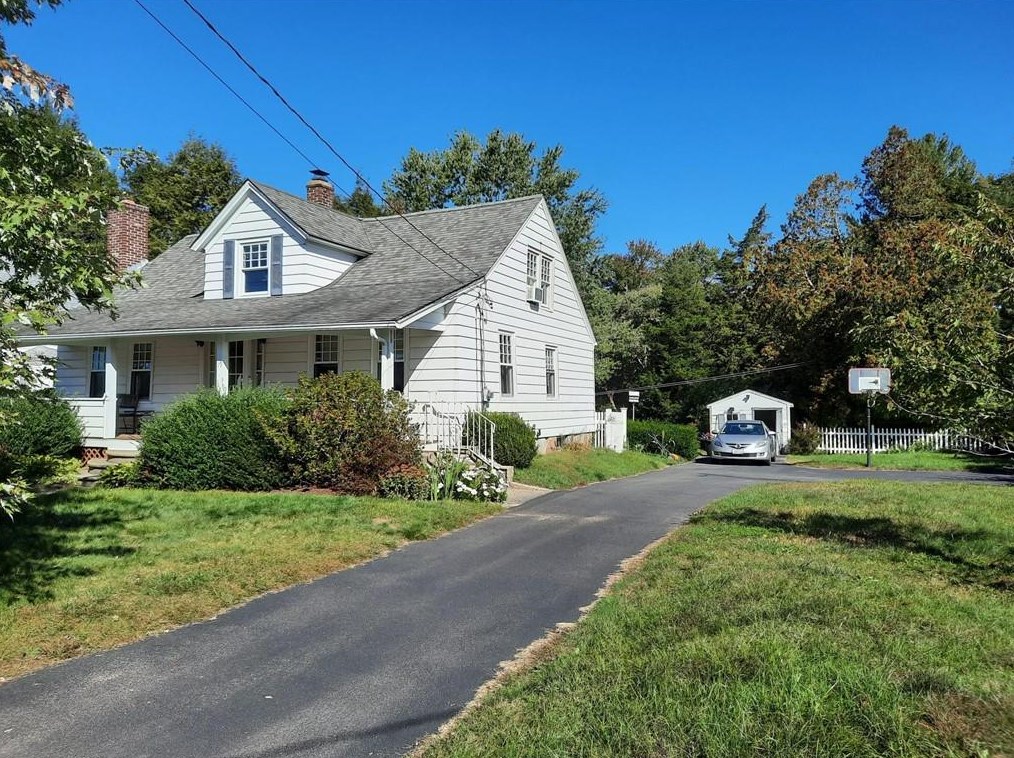19 Oak St, Hopkinton, RI 02804