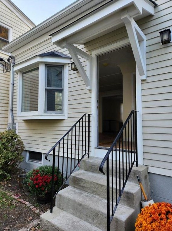 16 Howard St, Middletown, RI 02840