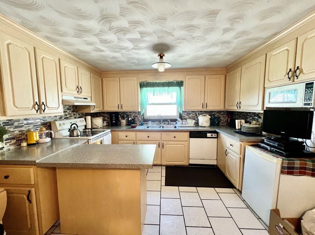 33 Claremont St, Central Falls, RI 02863-2502