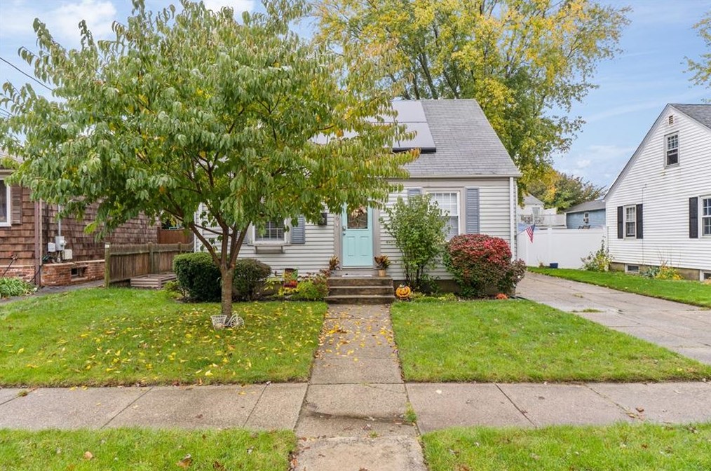 106 Park View Blvd, Cranston, RI 02910-2333