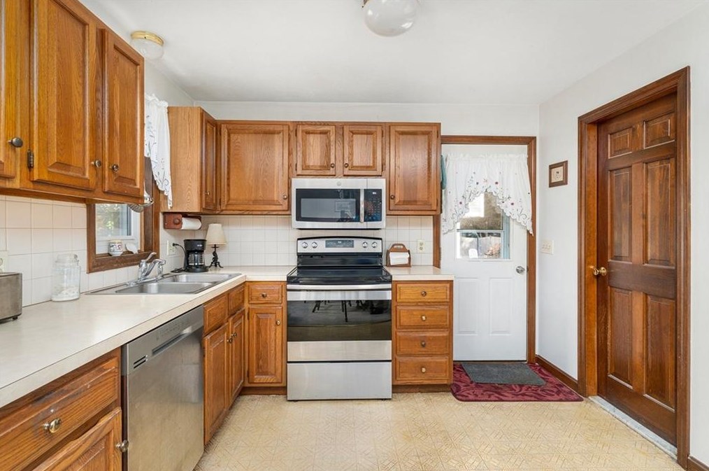 10 Mizzen Ave, Jamestown RI  02835-3026 exterior