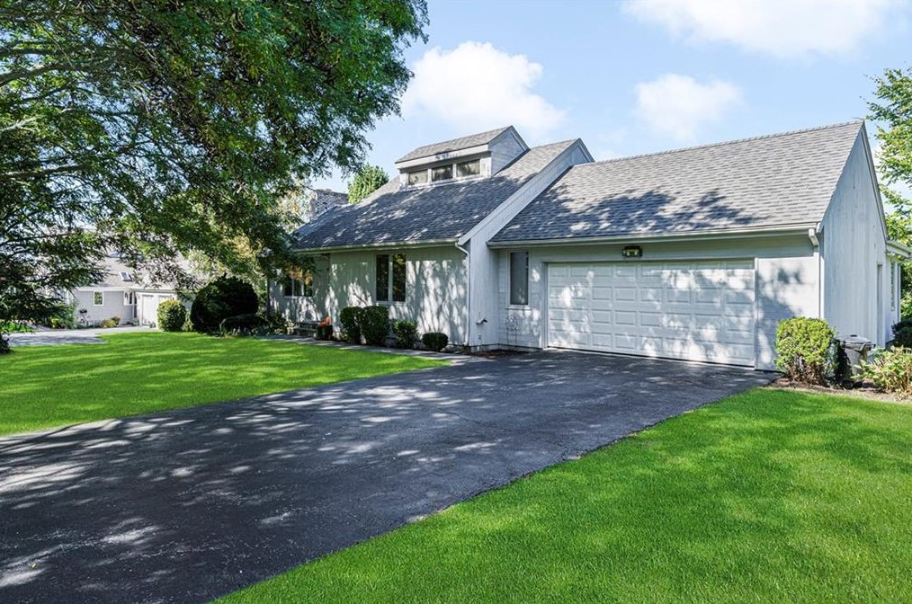 27 Tobin Ln, Bristol, RI 02809