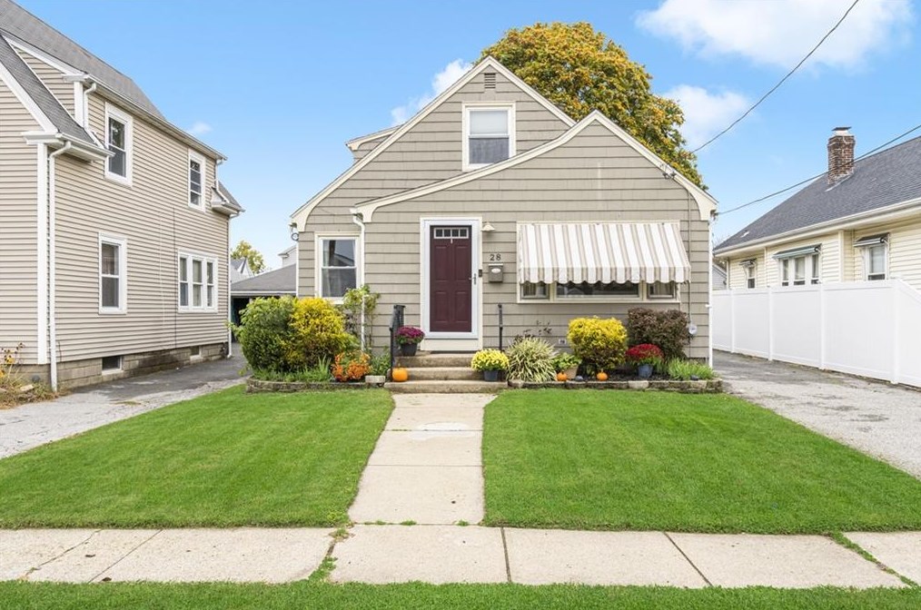 28 Dixwell Ave, Cranston, RI 02910