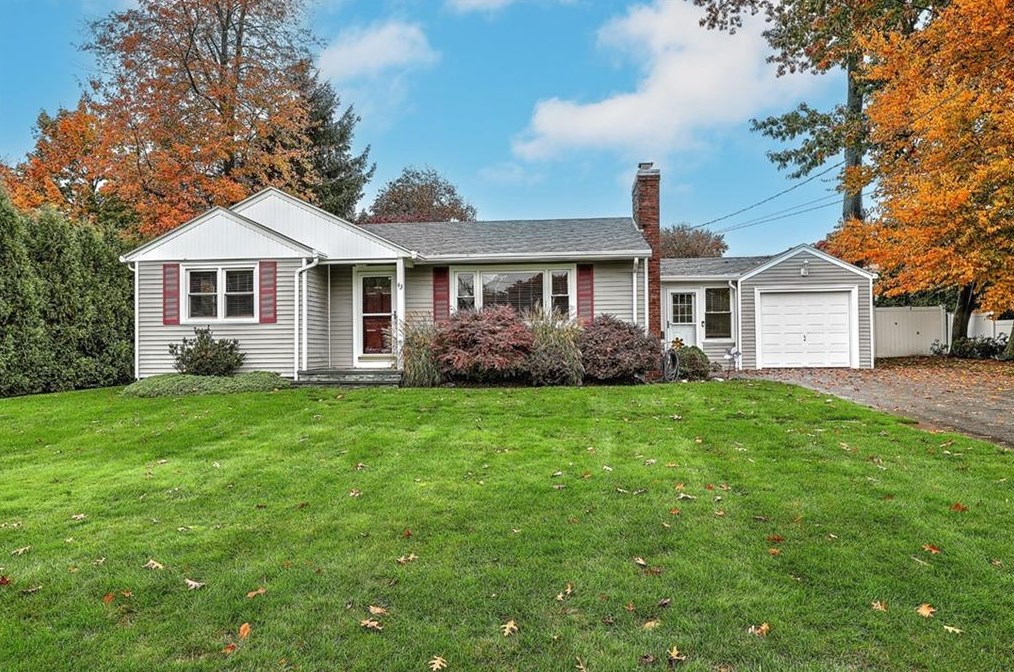 43 Park Forest Rd, Cranston, RI 02920