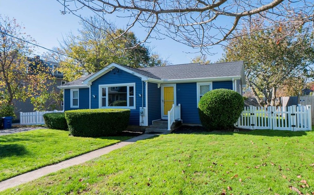 24 Fenner Ave, Middletown, RI 02840