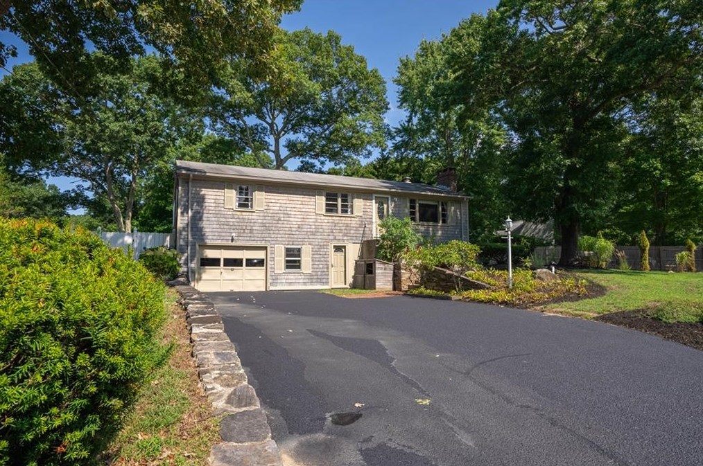 67 Regent Dr, North Kingstown, RI 02852