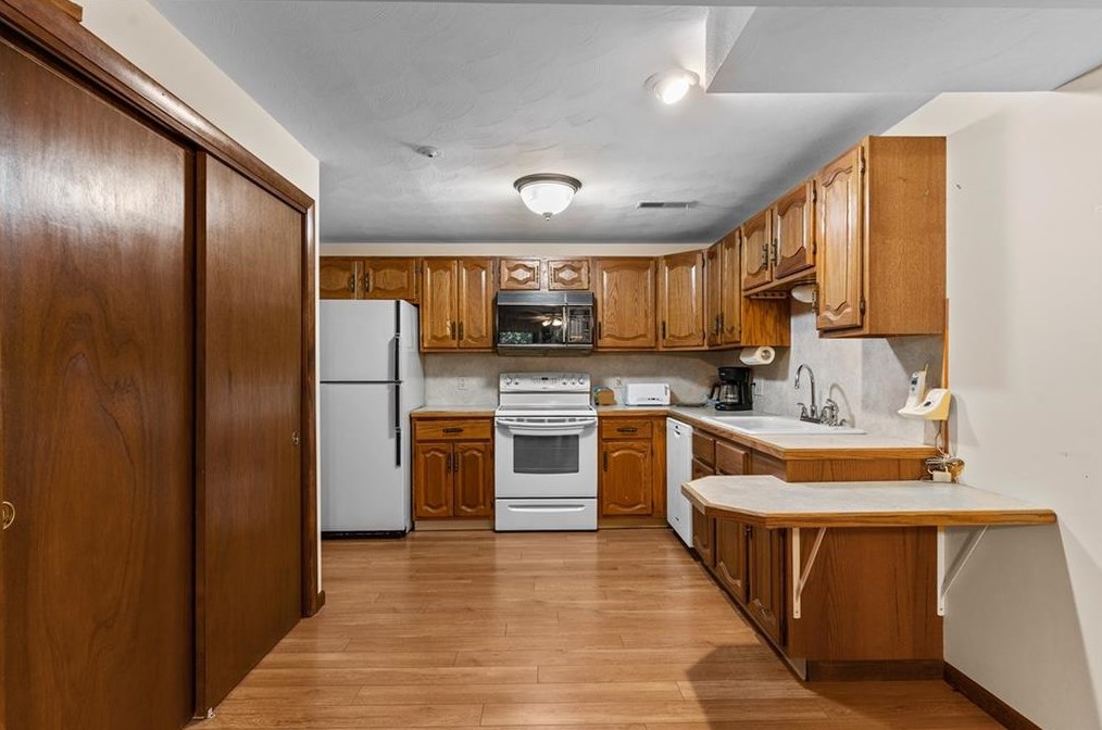 45 Kristee Cir, West Warwick, RI 02893-7515