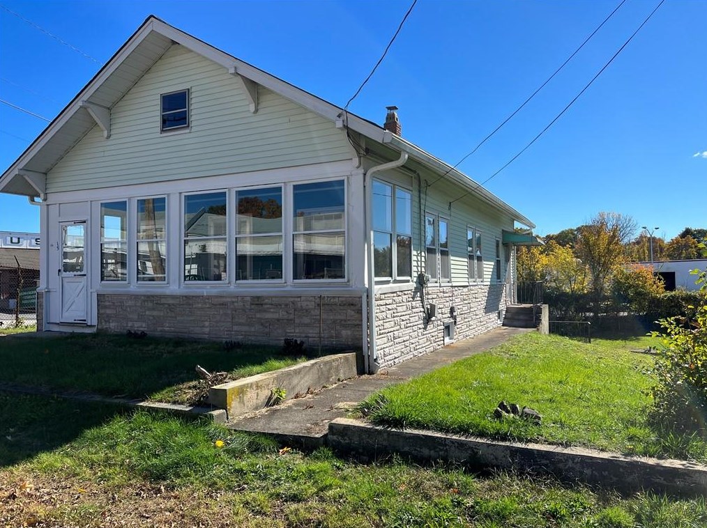 15 Clyde St, West Warwick, RI 02893-3501