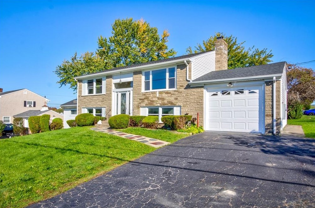 110 Brookhaven Dr, East Providence, RI 02914-3362