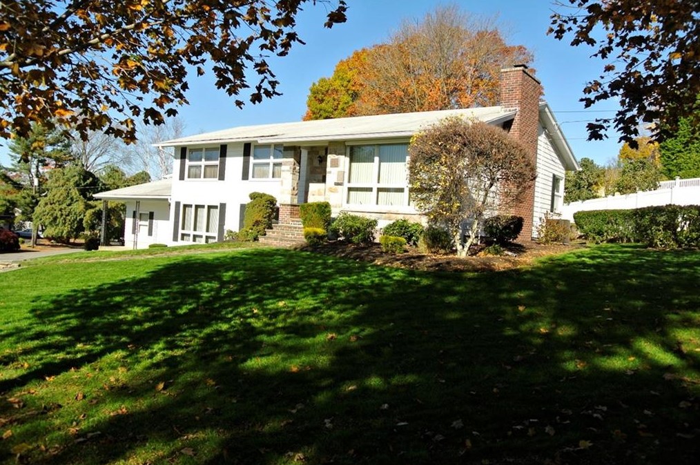 269 Glen Hills Dr, Cranston, RI 02920 exterior