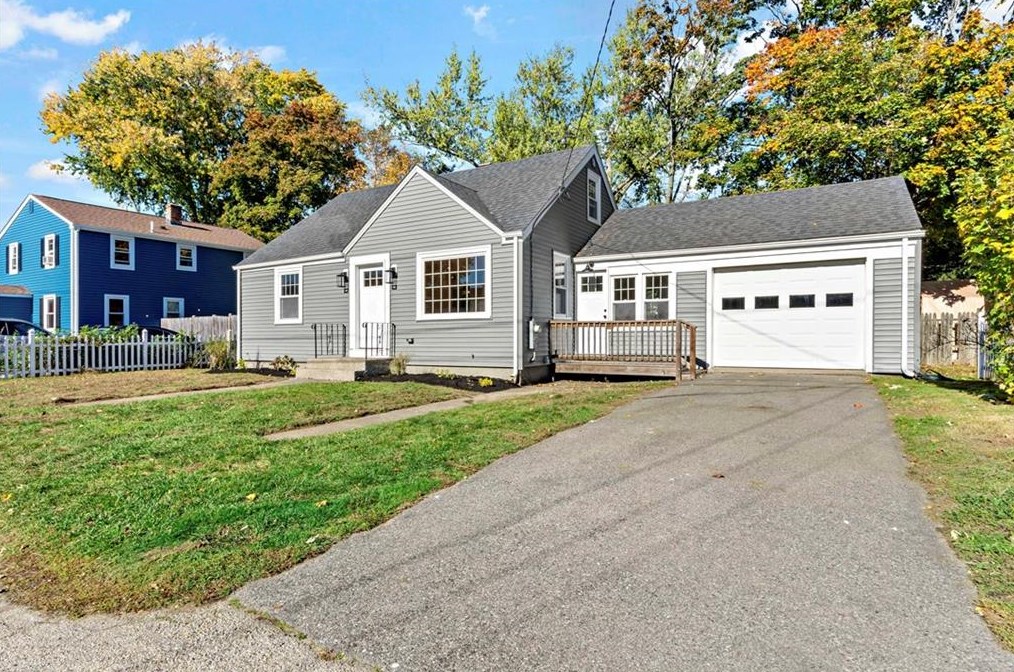 50 Larchmere Dr, East Providence, RI 02916