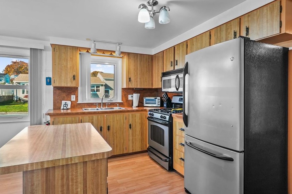 150 Madison Ave, Cranston RI  02920-2365 exterior