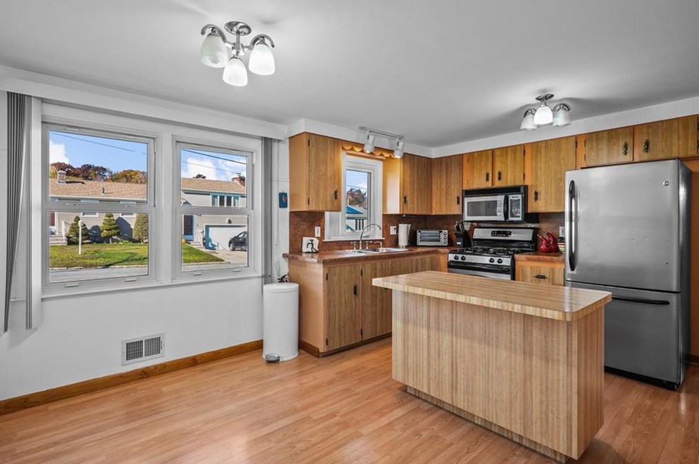 150 Madison Ave, Cranston RI  02920-2365 exterior